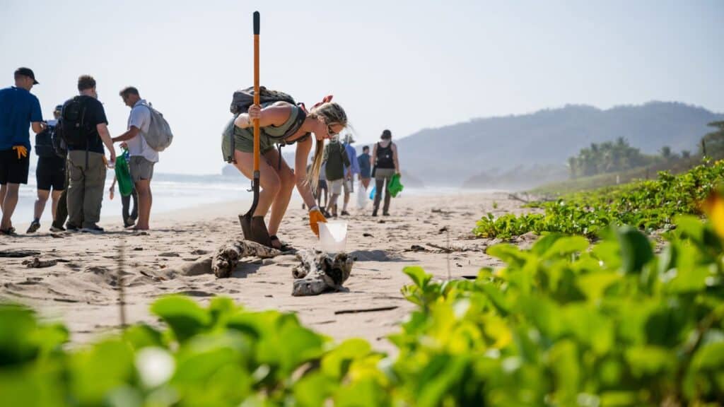 Beach cleanup volunteer work in Guanacaste, Costa Rica (Photo: Steven Diaz)